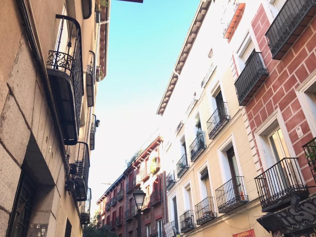 Una calle estrecha con muchos edificios y balcones.