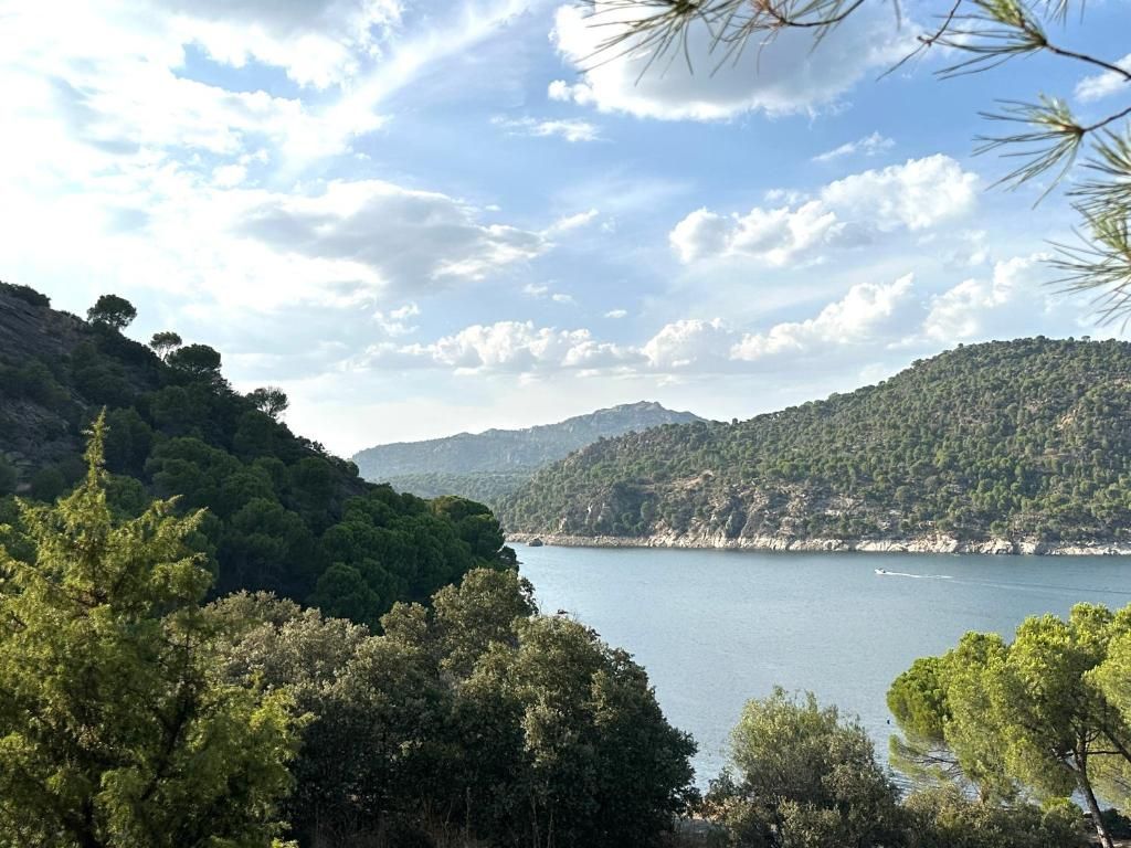 Un gran cuerpo de agua rodeado de montañas y árboles
