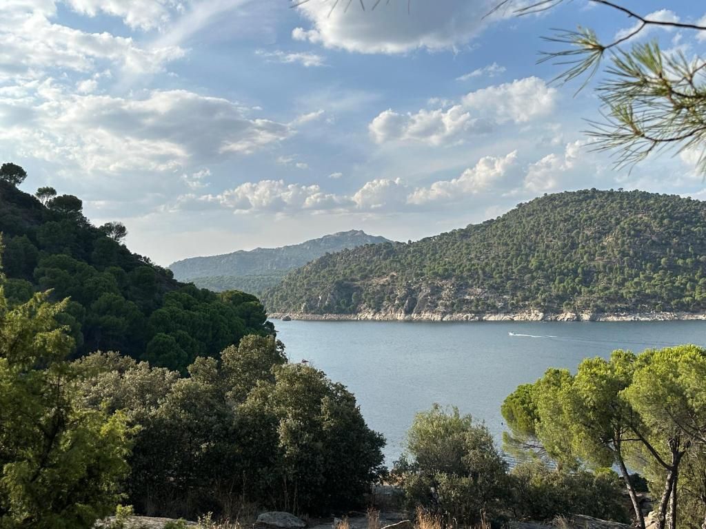Un gran cuerpo de agua rodeado de montañas y árboles