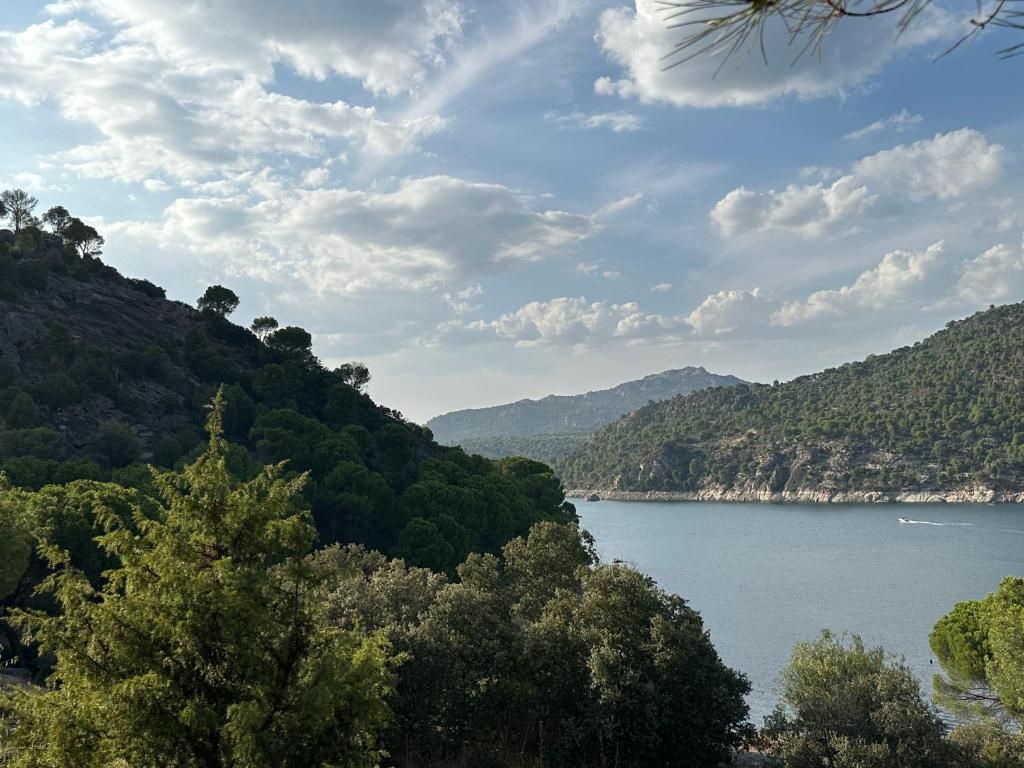 Un gran cuerpo de agua rodeado de árboles y montañas