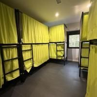 Una habitación llena de literas y cortinas amarillas.