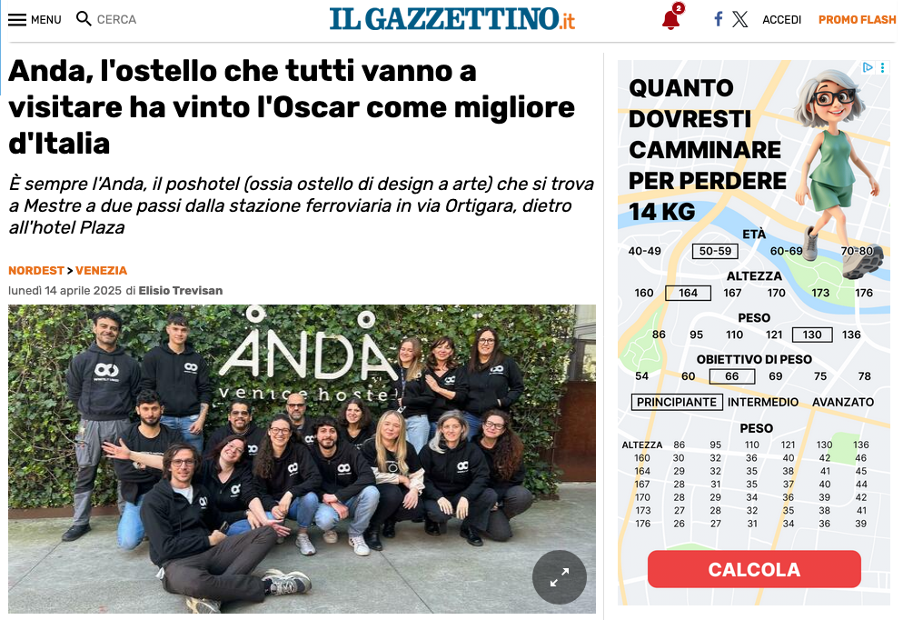 Articolo di giornale su un ostello in Italia che ha vinto un premio, con una foto di un gruppo di persone.