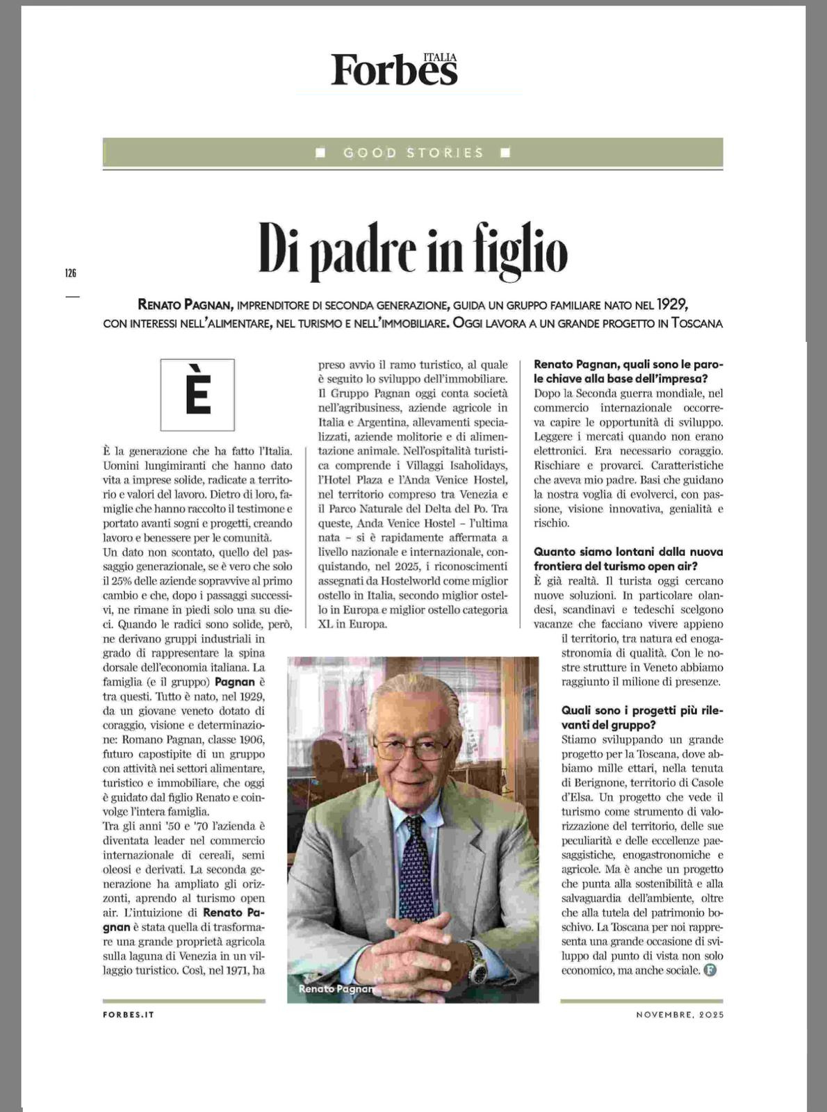 Vista aerea del litorale di Chioggia, con spiaggia, edifici e una piscina.