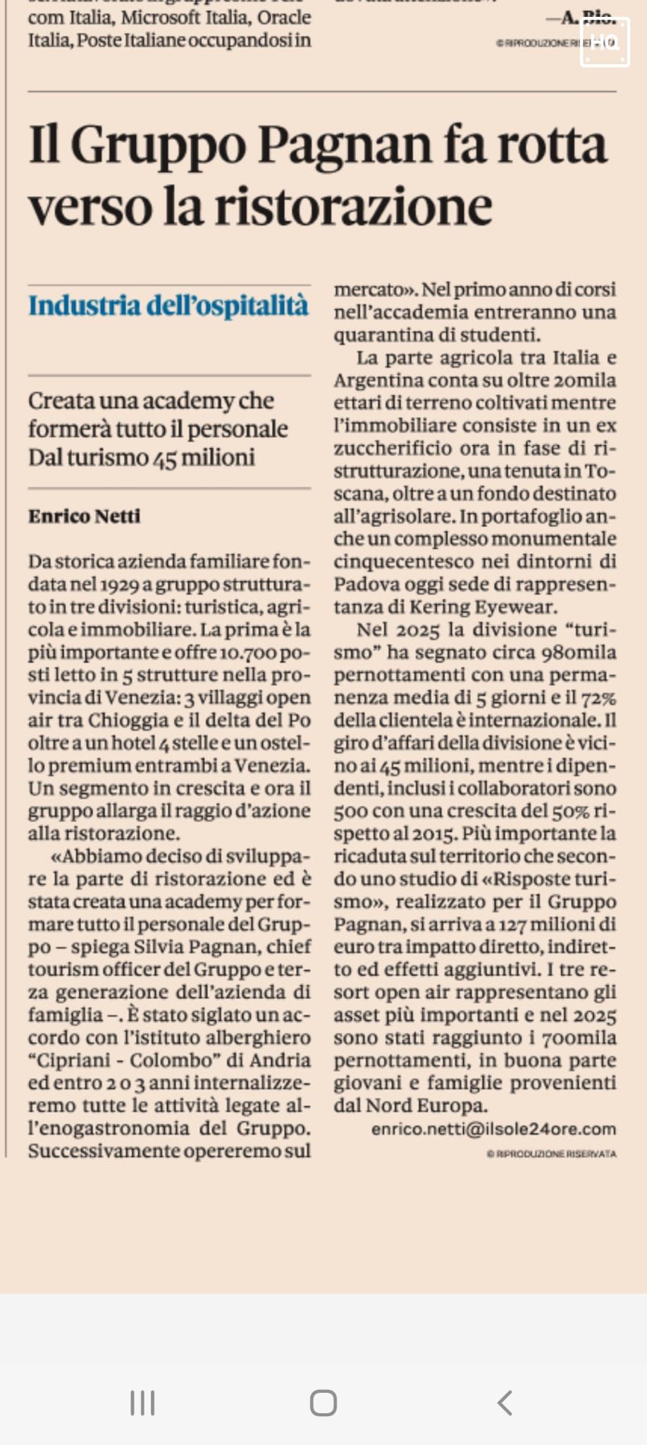 Vista aerea del litorale di Chioggia, con spiaggia, edifici e una piscina.