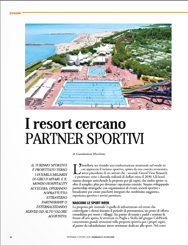 Vista aerea del litorale di Chioggia, con spiaggia, edifici e una piscina.