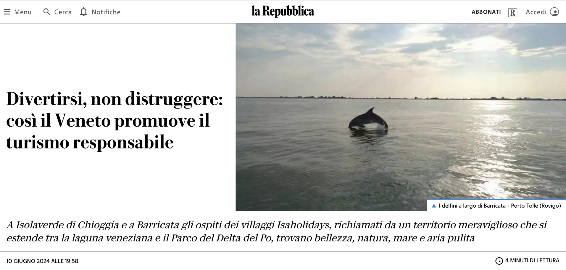 Un delfino emerge dall'acqua in Veneto, Italia