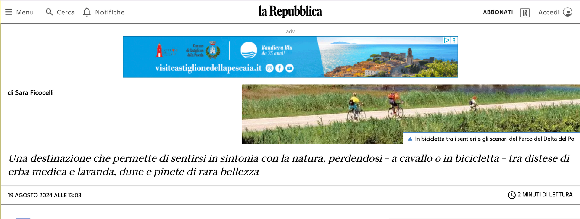 Due ciclisti che percorrono un sentiero attraverso campi erbosi, probabilmente in una zona rurale.