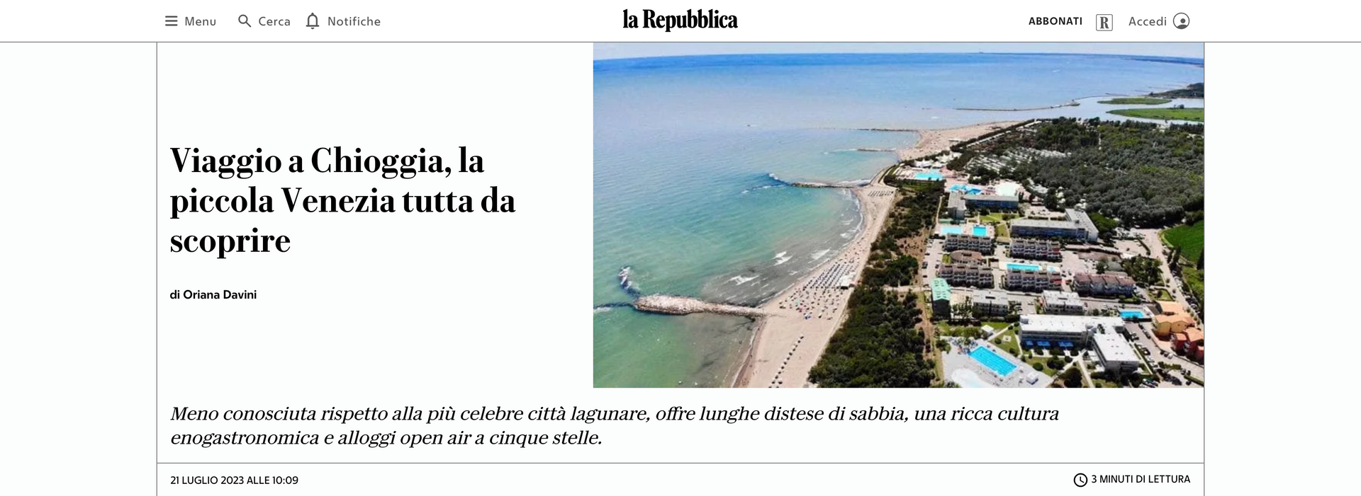 Vista aerea di una spiaggia e degli edifici vicino all'acqua.