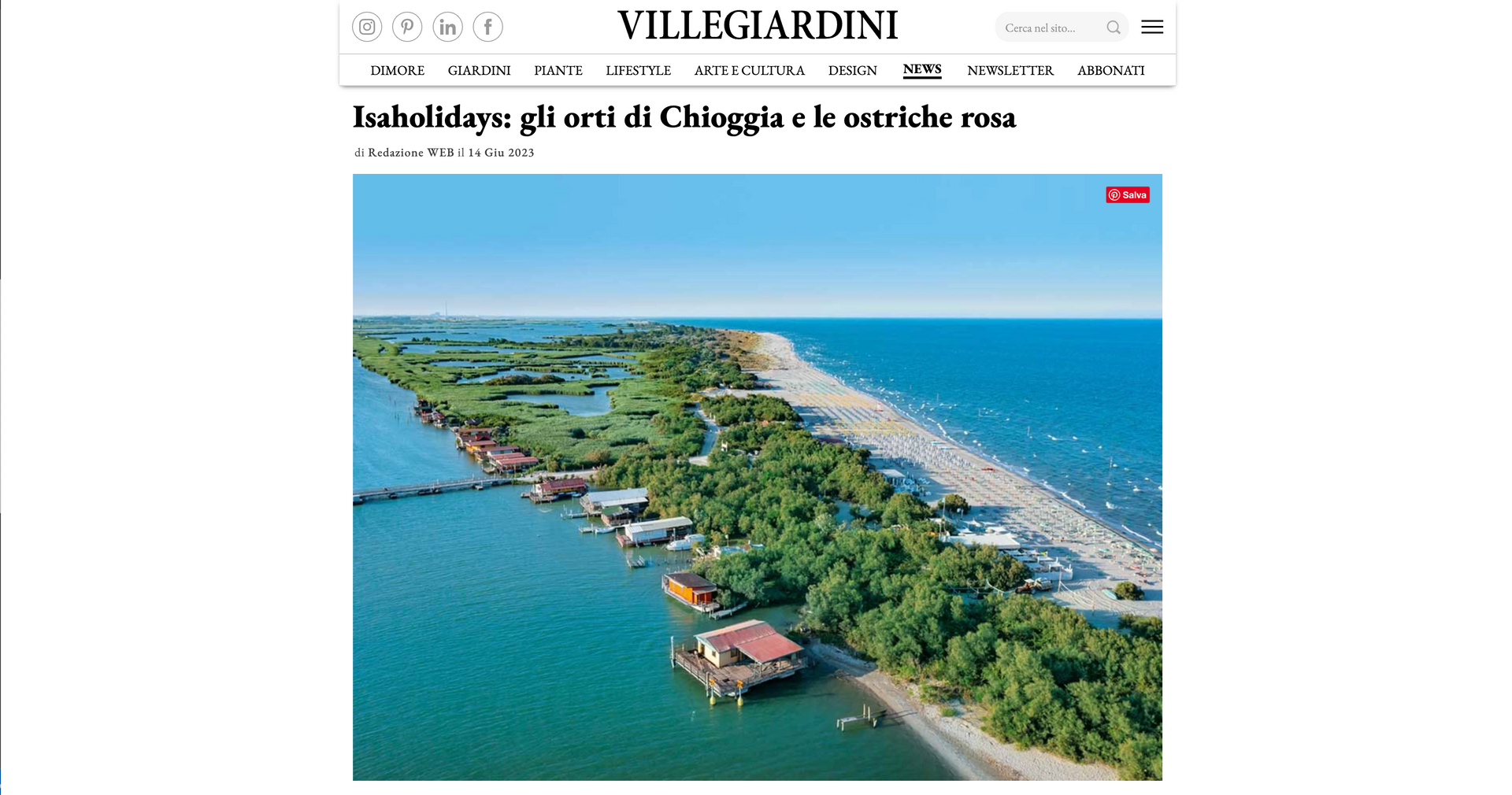 Vista aerea dell'isola con spiaggia, acqua, alberi ed edifici.