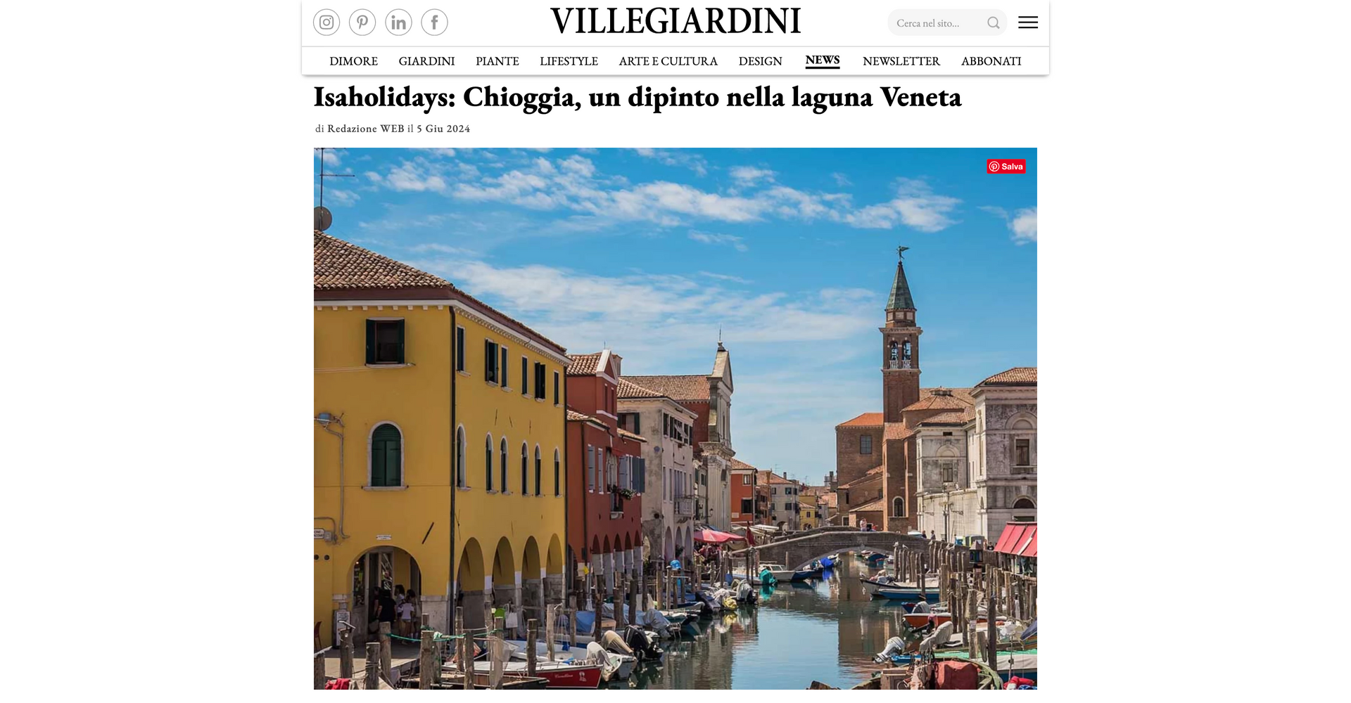 Edifici colorati costeggiano un canale a Chioggia, in Italia, sotto un cielo azzurro.