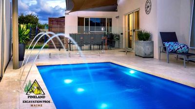 A large swimming pool with a fountain in the middle of it