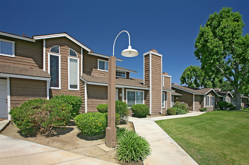 laurelglen square condos outside area