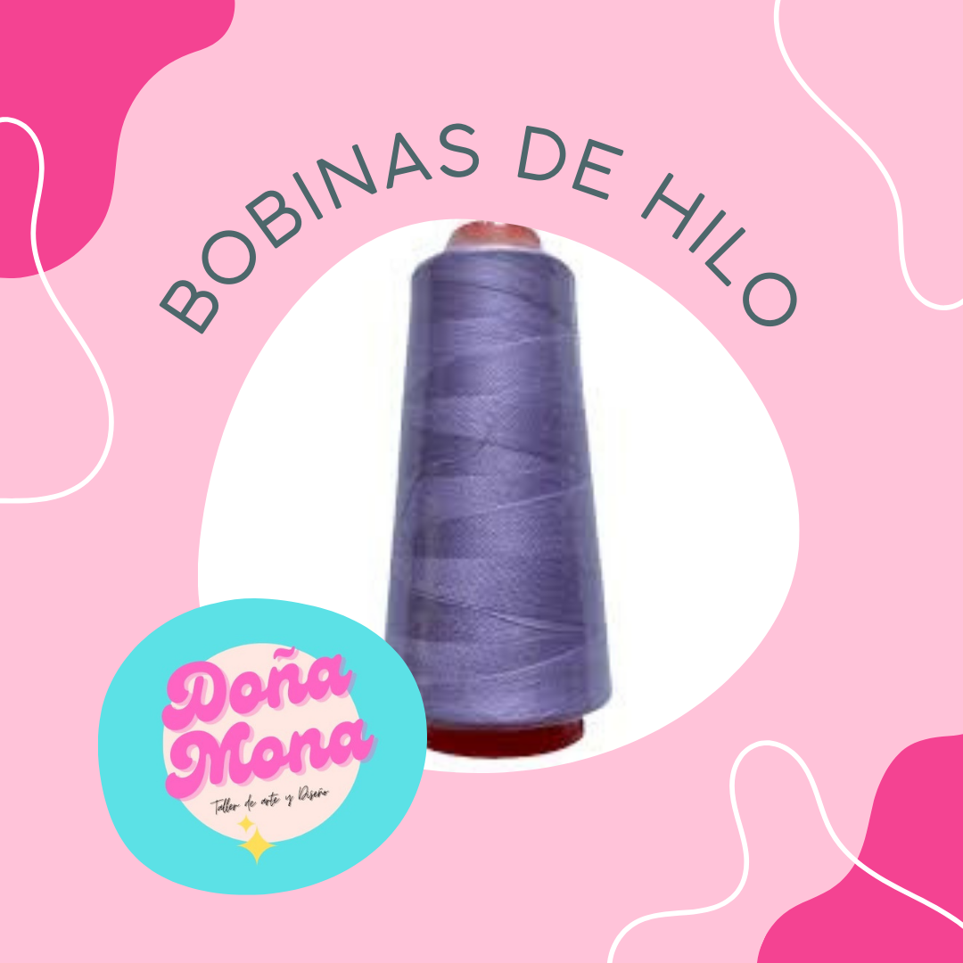 Carrete de hilo morado con texto “BOBINAS DE HILO” y logo “Doña Mona” sobre fondo rosa.