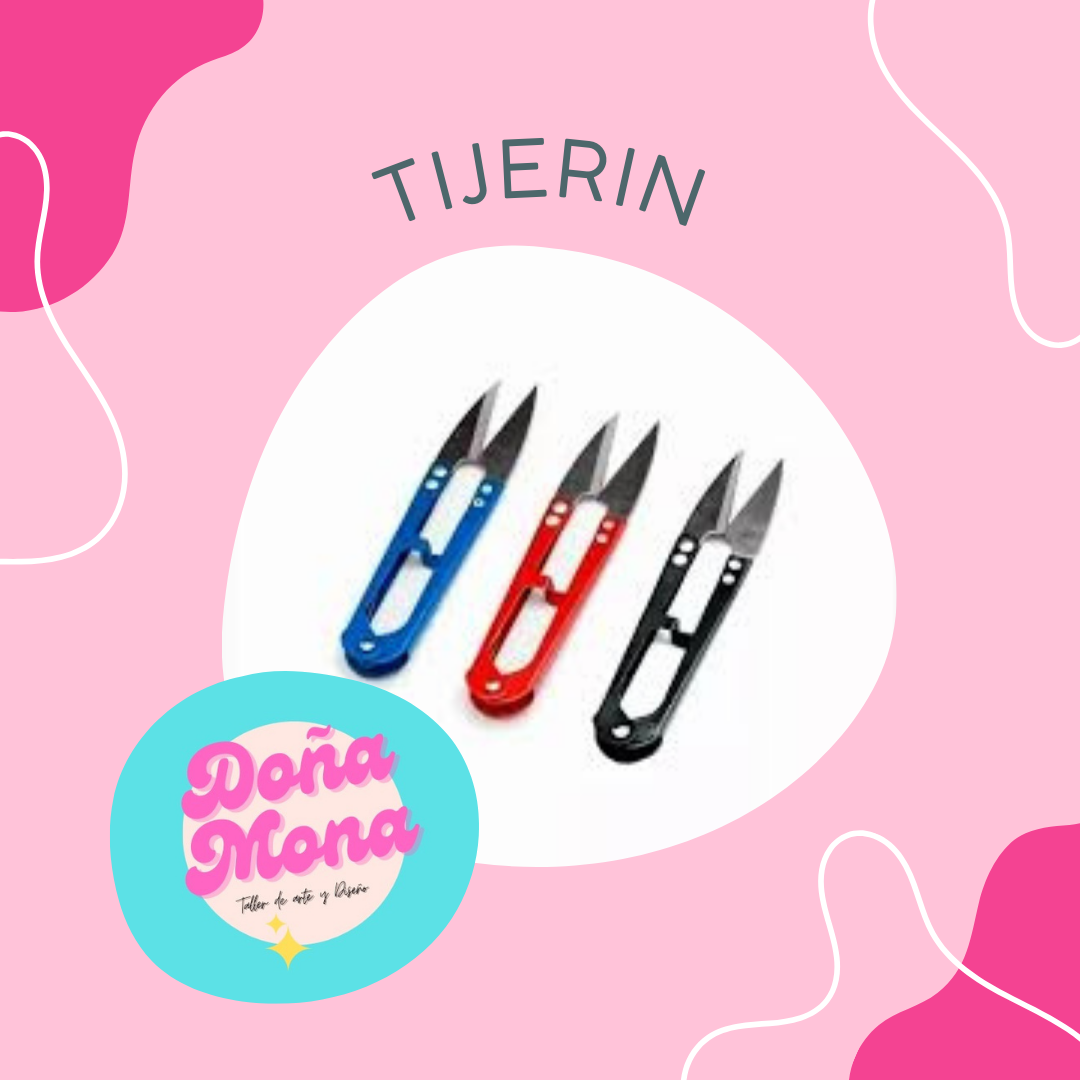 Tres pequeñas tijeras con mangos de colores sobre fondo rosa, con la palabra 