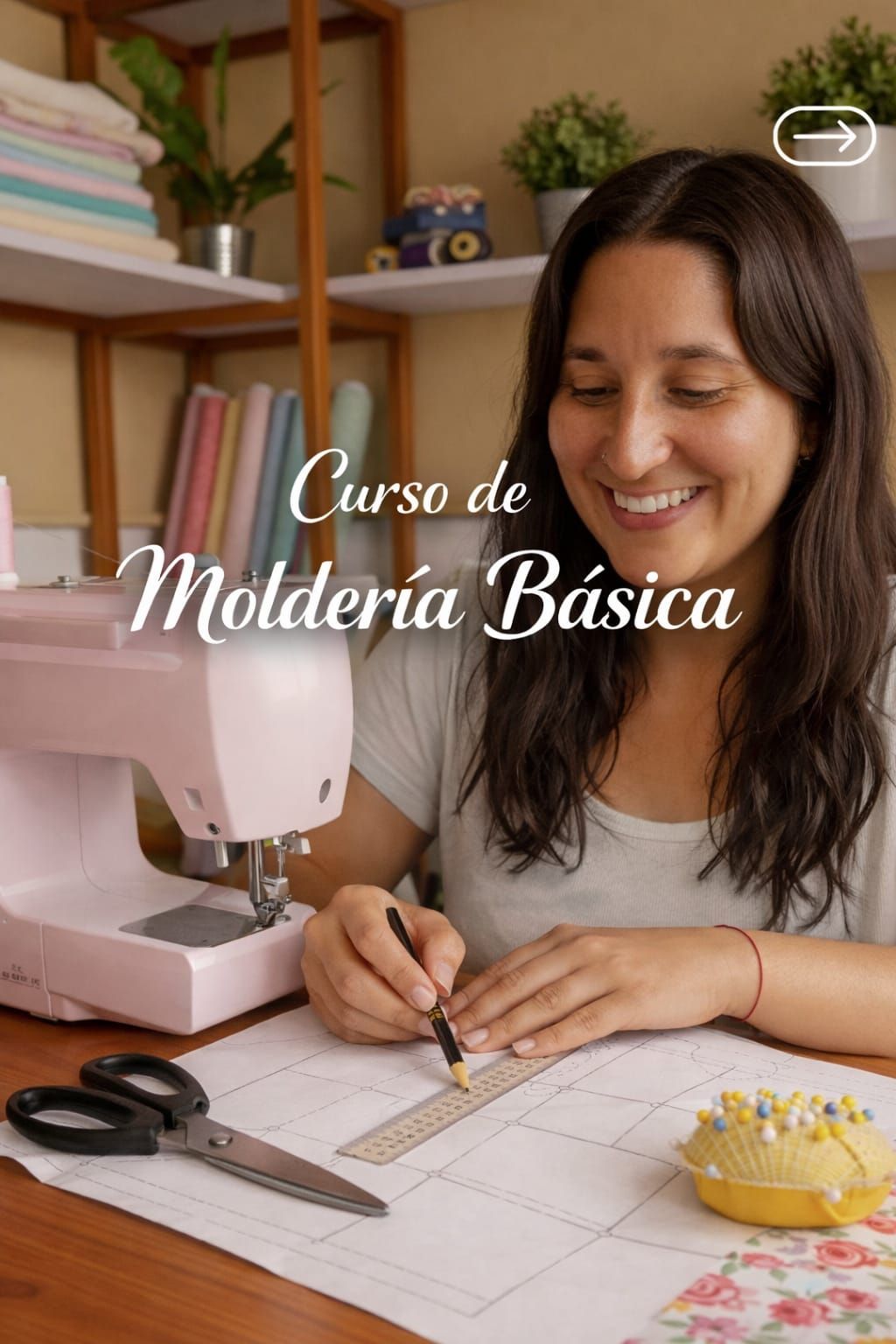 Mujer sonriendo, trazando un patrón con lápiz, máquina de coser y tela. Texto: 