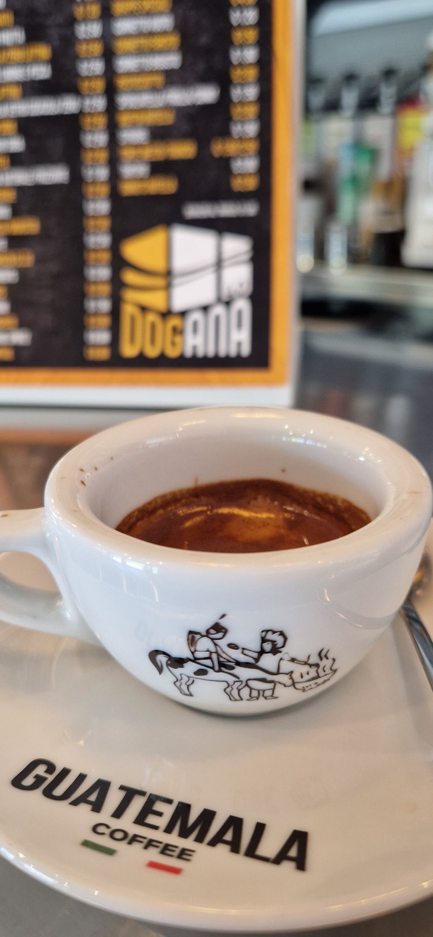 Una tazza di caffè guatemalteco su un piattino