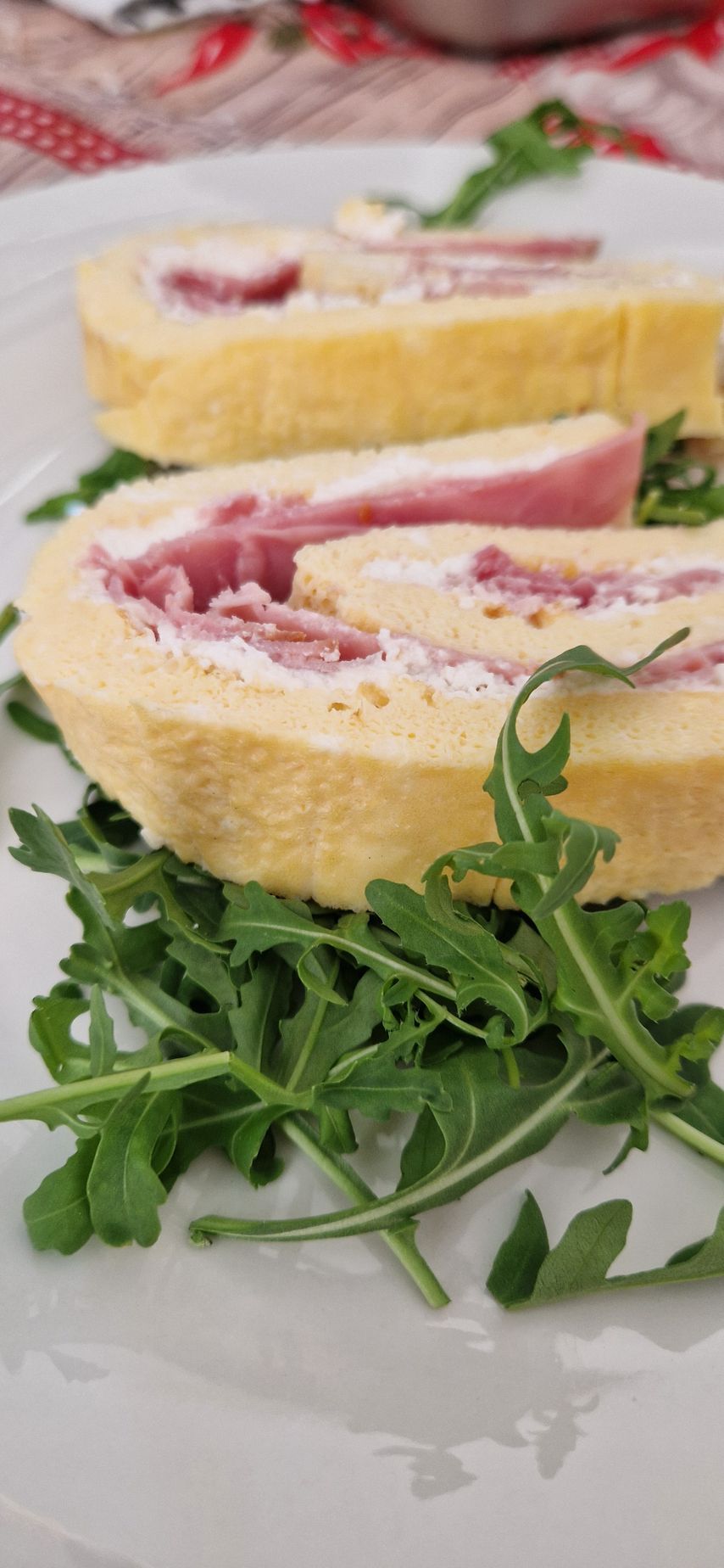 Un piatto bianco sormontato da un panino e da verdure.