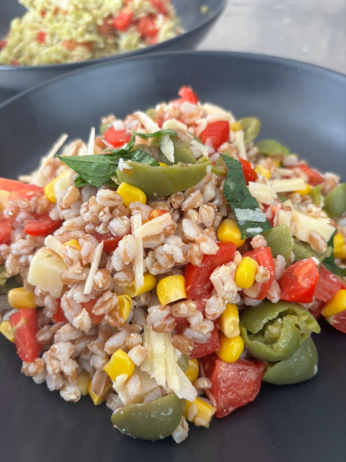 Un primo piano di un'insalata su un piatto nero