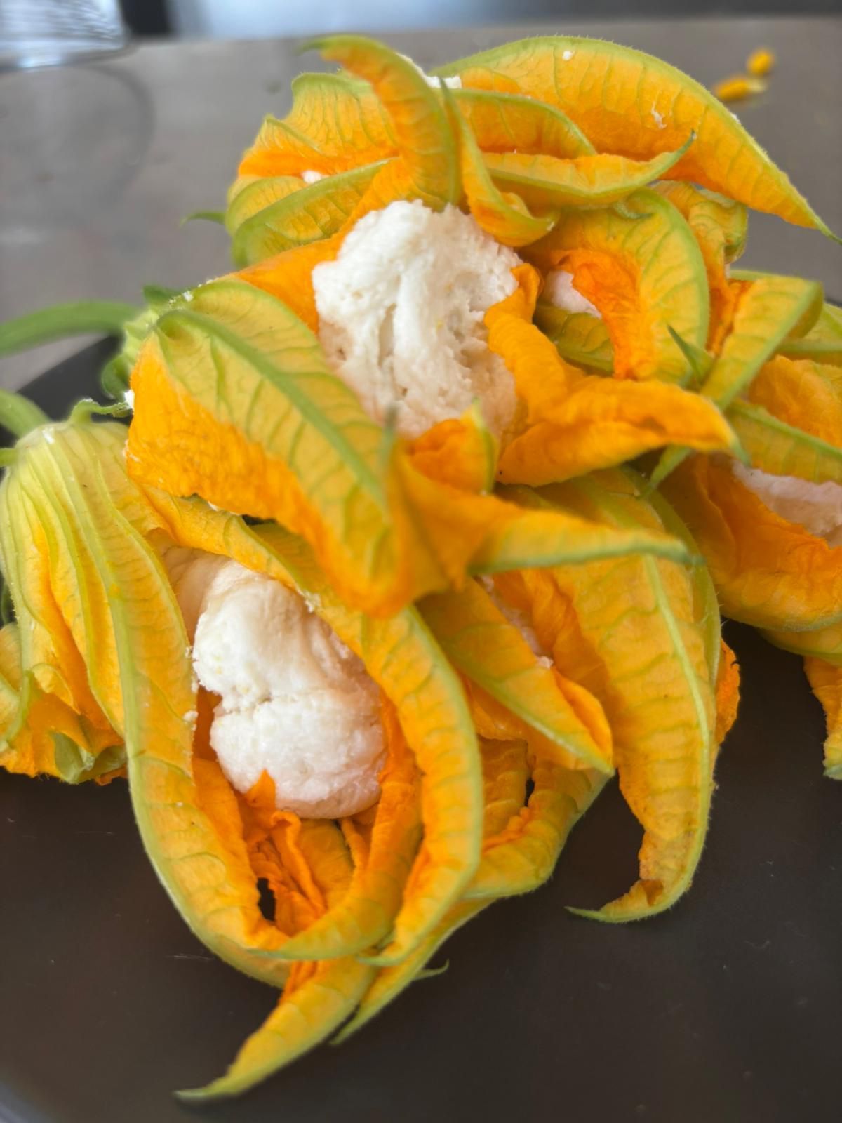 Un mazzo di fiori di zucca con dentro del cavolfiore