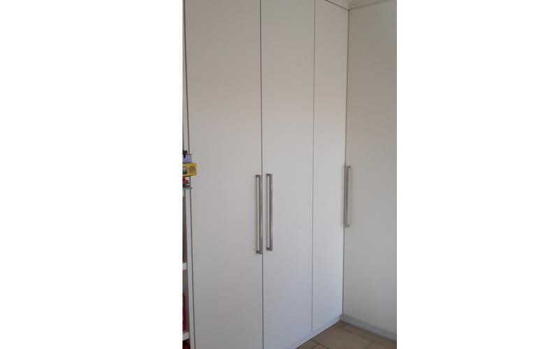 armadio con ante bianche