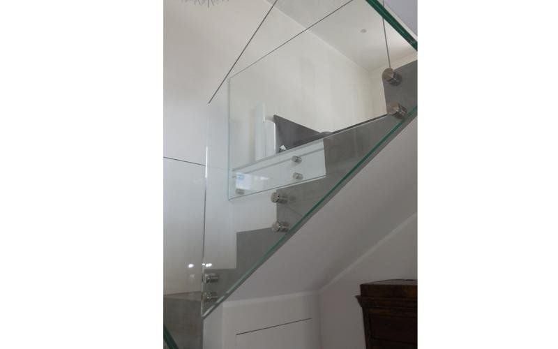 scala con parapetto in vetro