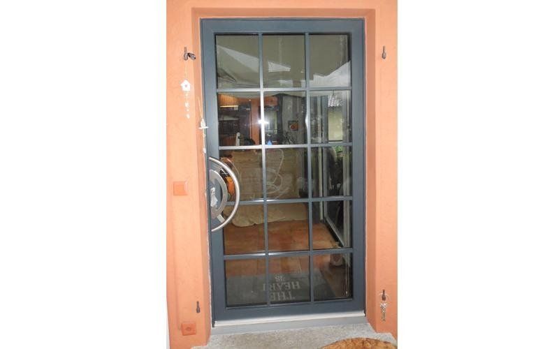 porta esterna in vetro con inferriata di sicurezza