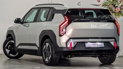 Kia EV3 Long Range 81.4 kWh Air Ivory Silver e-magine Mobility rechts achter
