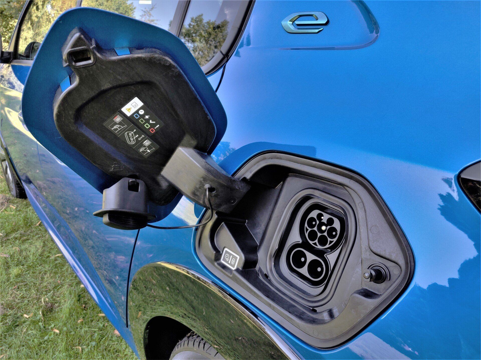 Peugeot e-208 CCS laadpoort