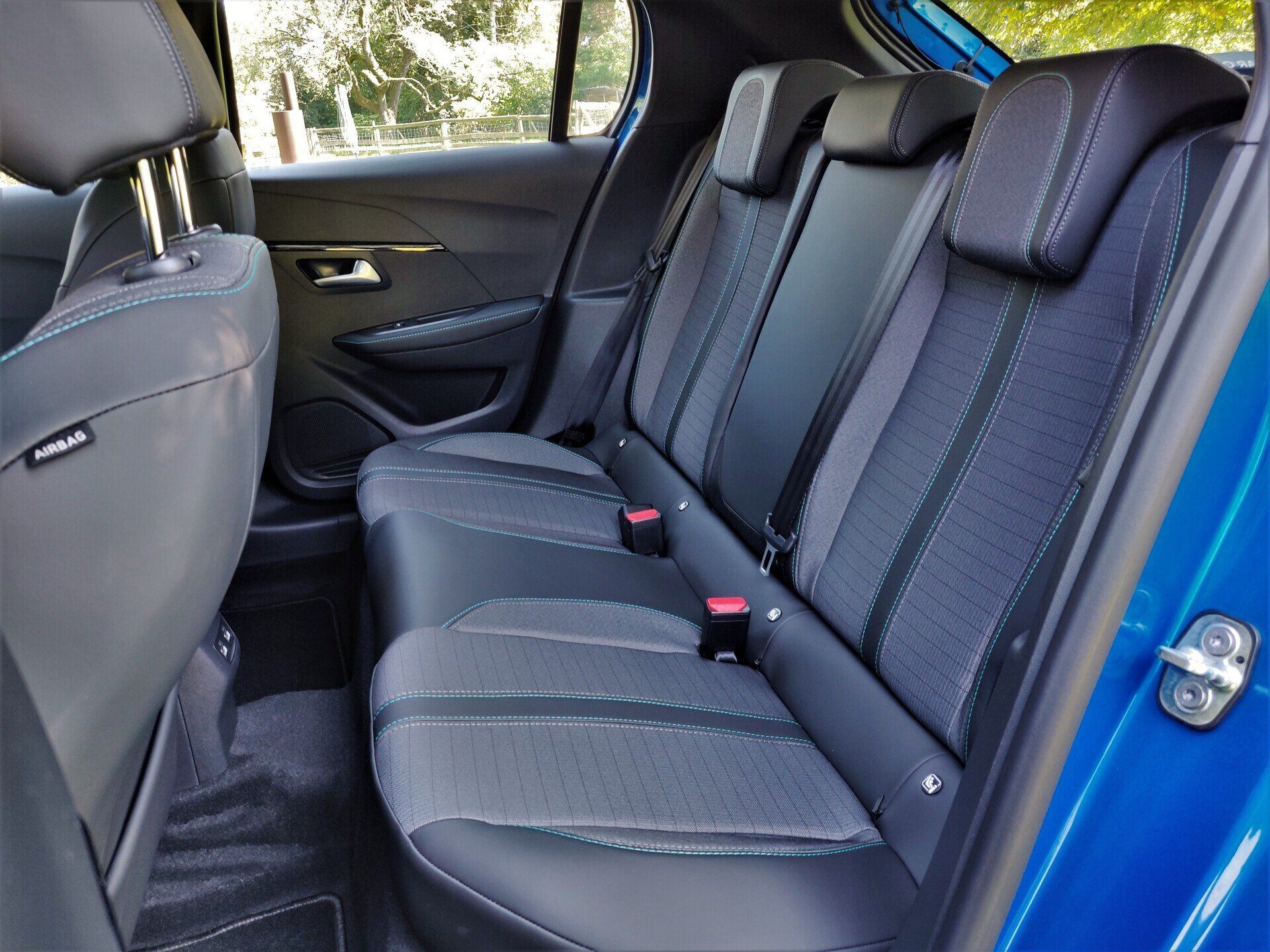 Peugeot e-208 achterbank