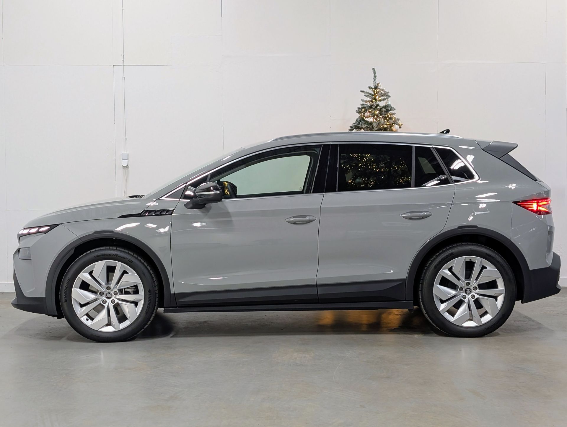 Skoda Elroq 60 RS Sportline Pack Business Edition in de kleur Steel Grey met zwarte logo's