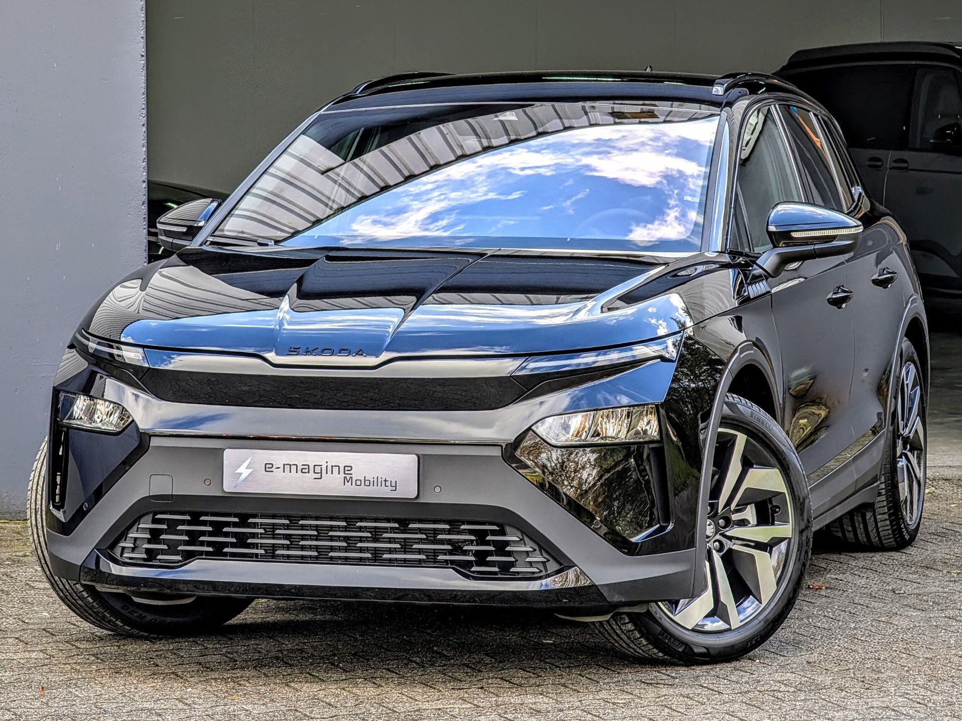 Skoda Elroq 85 Sportline 286 pk 77 kWh Black Magic metallic Warmtepomp Winterpakket