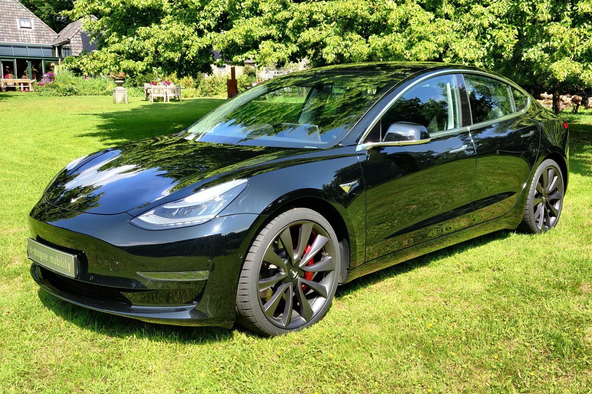 Tesla Model 3 Performance e-magine mobility