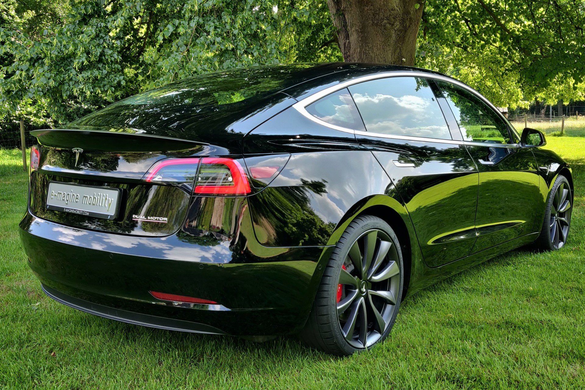 Tesla Model 3 Performance e-magine mobility