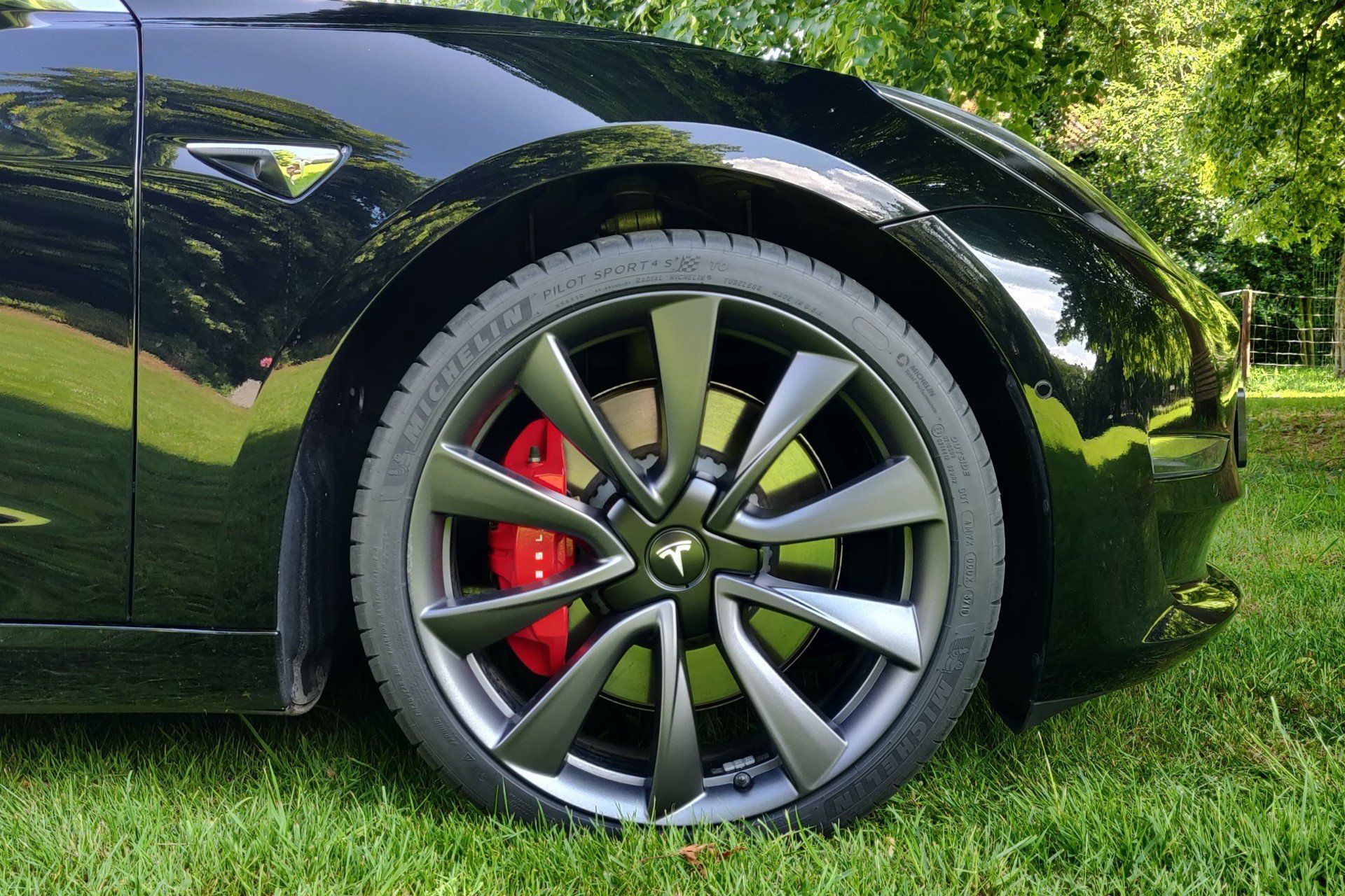 Tesla Model 3 Performance e-magine mobility