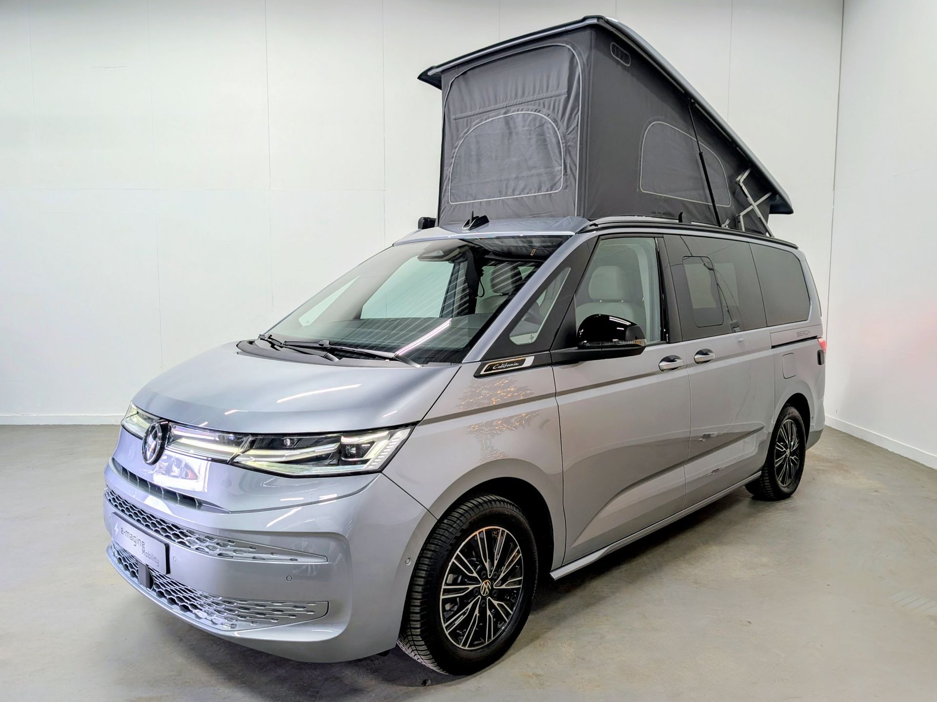 Volkswagen California Beach Tour eHybrid Mono Silver met klapdak open