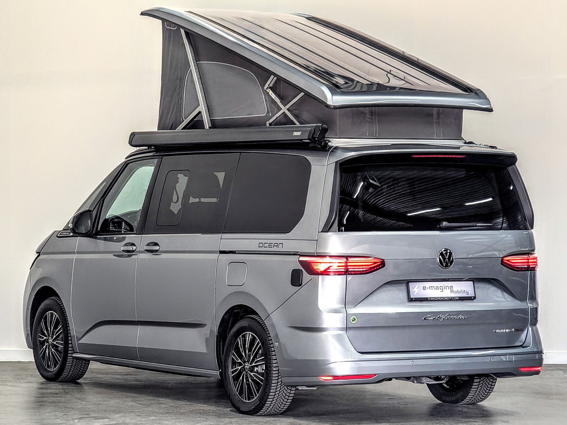 Volkswagen California Ocean eHybrid in de kleur Mono Silver met hefdak omhoog