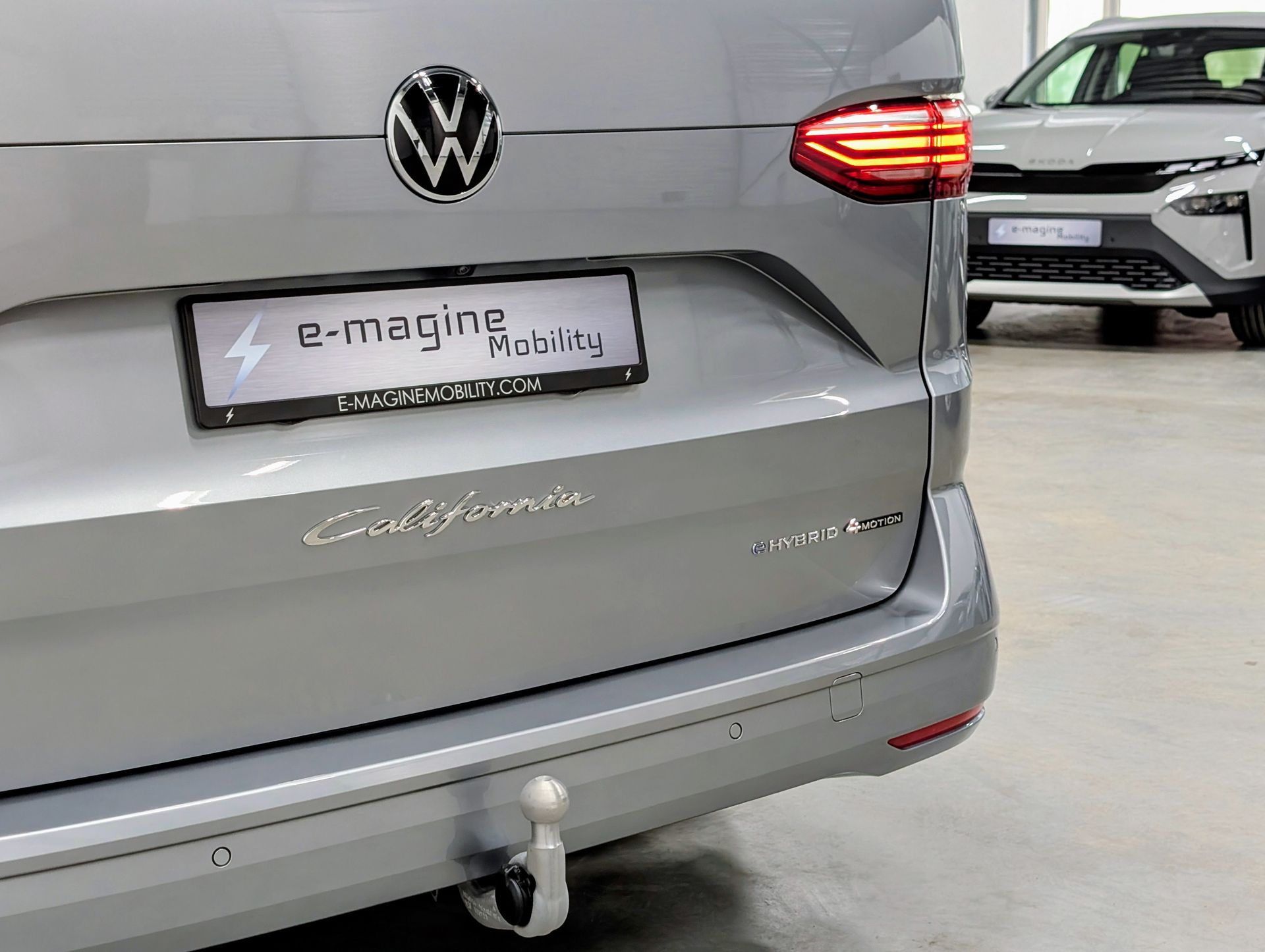 Volkswagen California Ocean eHybrid in de kleur Mono Silver trekhaak detailfoto