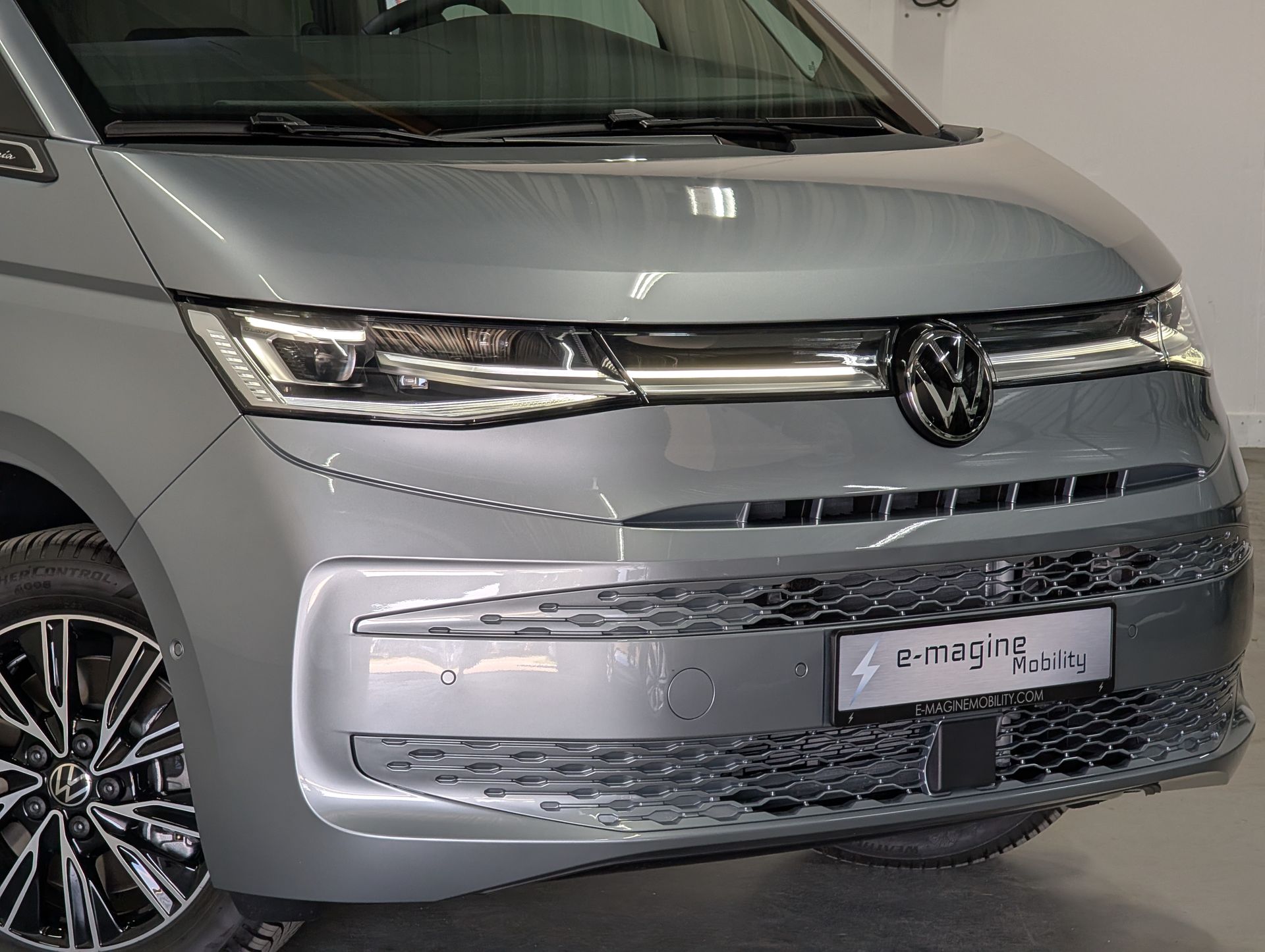 Volkswagen California Ocean eHybrid in de kleur Mono Silver met lichtbalk in de grill