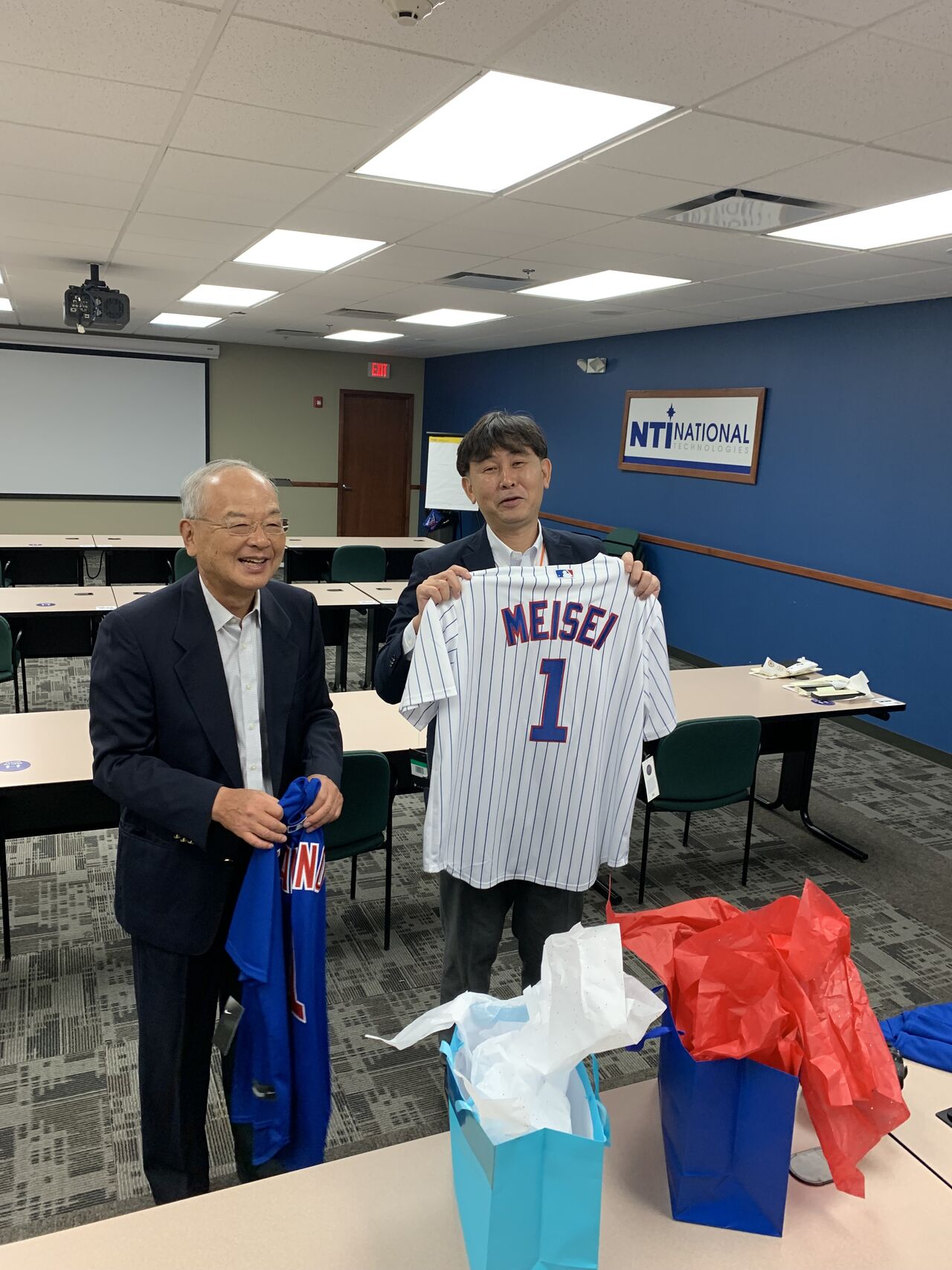 Meisei Correspondence team receives gifts from NTI team