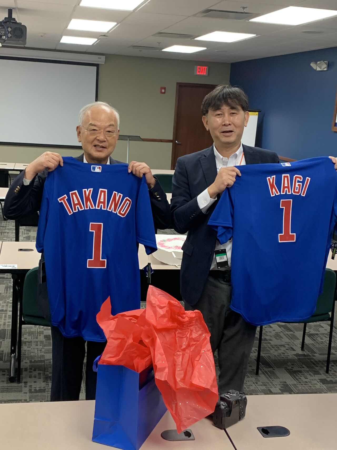Meisei Correspondence team receives Cubs shirts from NTI team