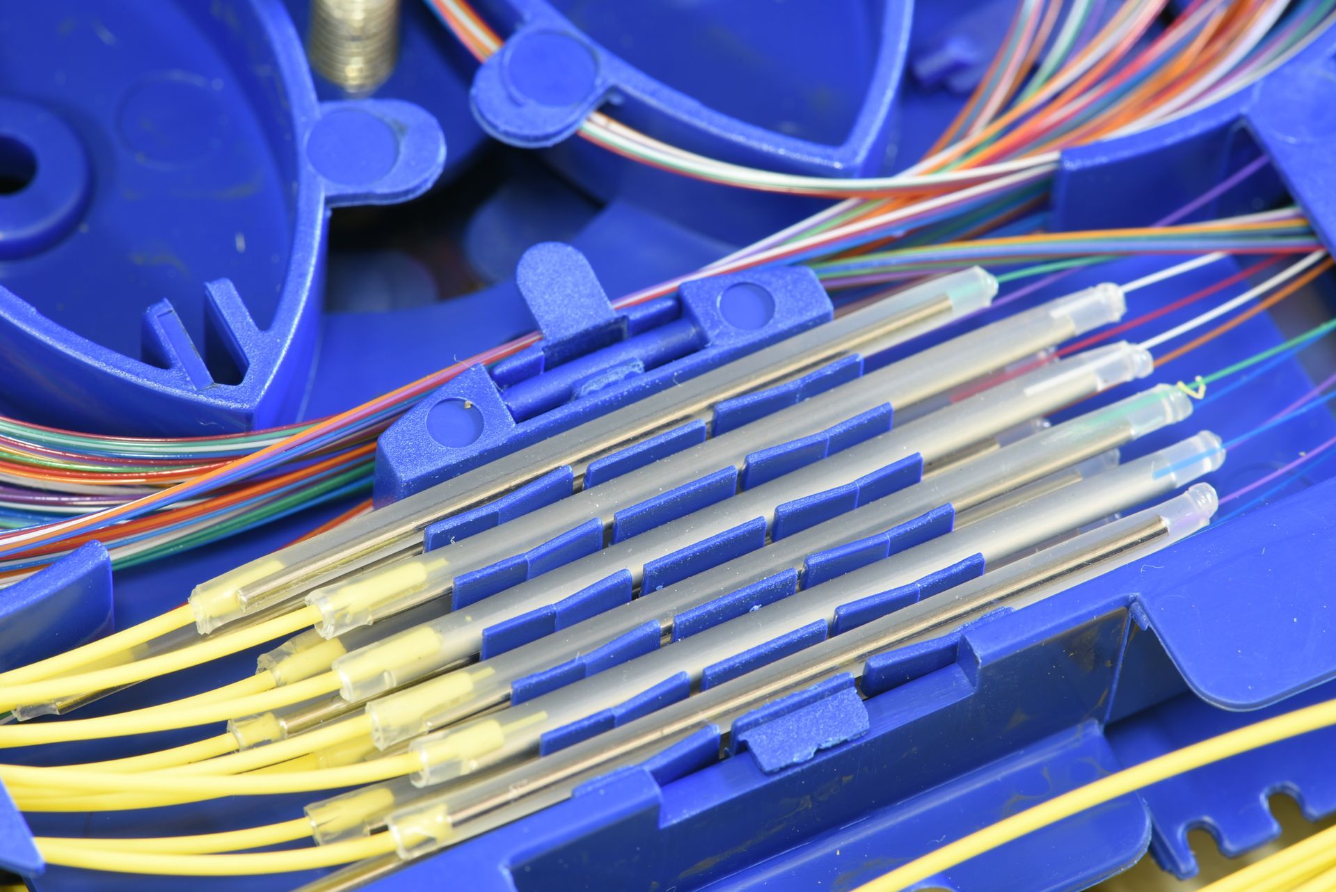 Fiber splice box with many single strand fibers