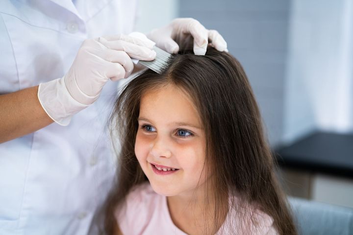 controllo capelli bambina