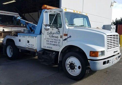 White Towing Truck - emergency towing in Sacramento, CA