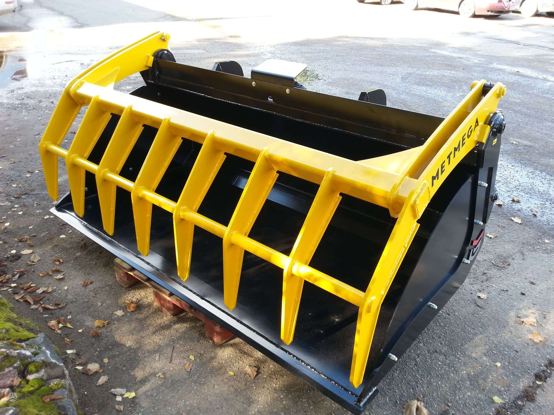 Kaušas su prispaudėju