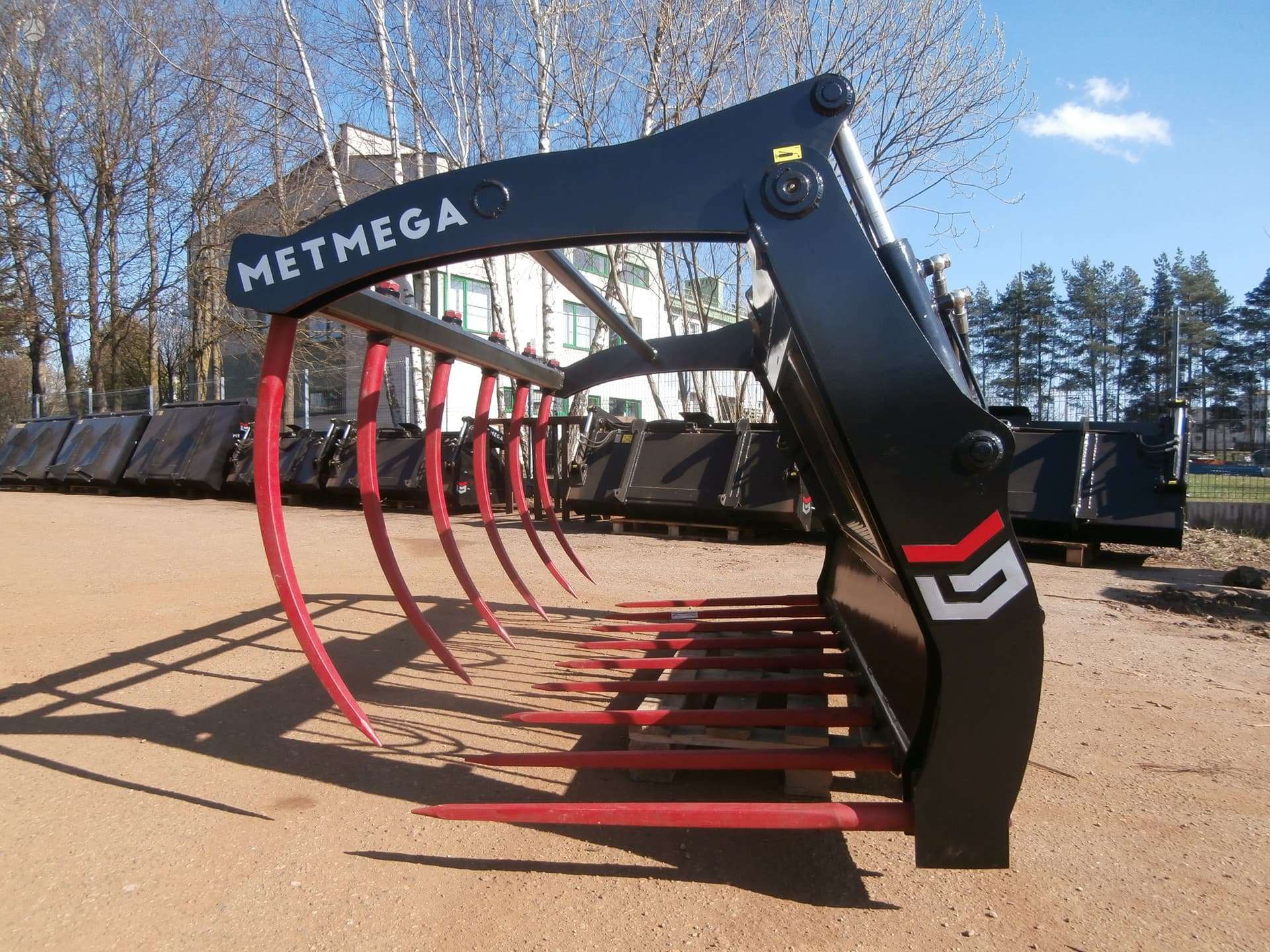 šakės su prispaudėju