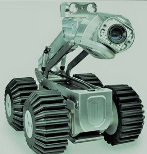 Piccolo robot argentato con cingoli e una testa simile a una macchina fotografica su uno sfondo chiaro