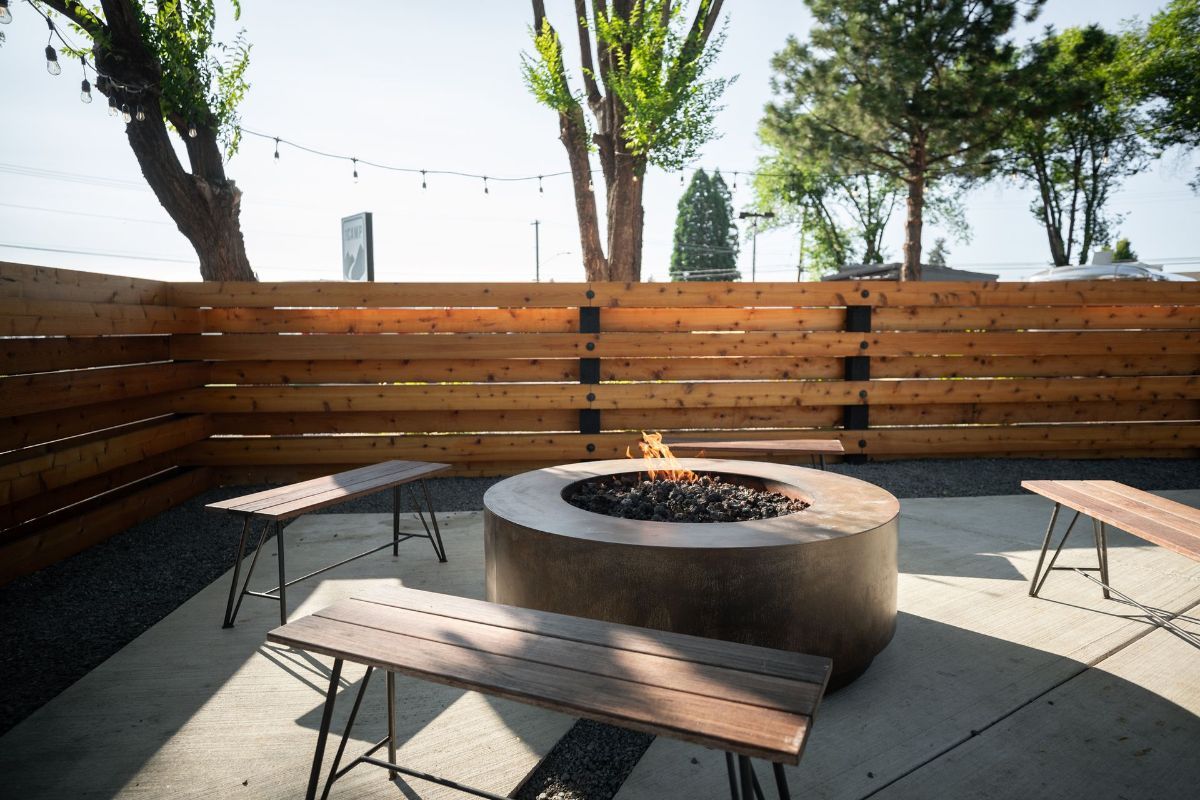 there is a fire pit in the middle of the patio .