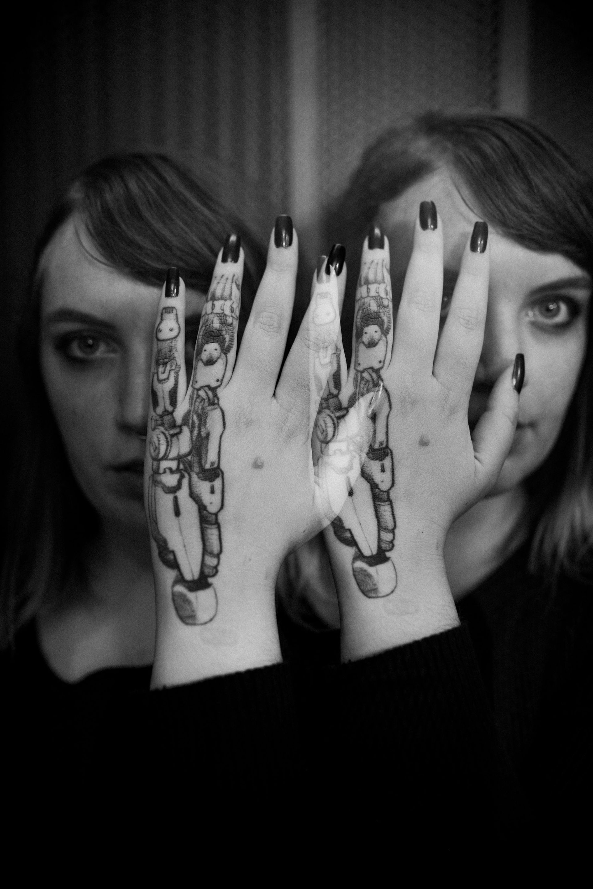 Imagem mulher com a mão tatuada olhando para a camera