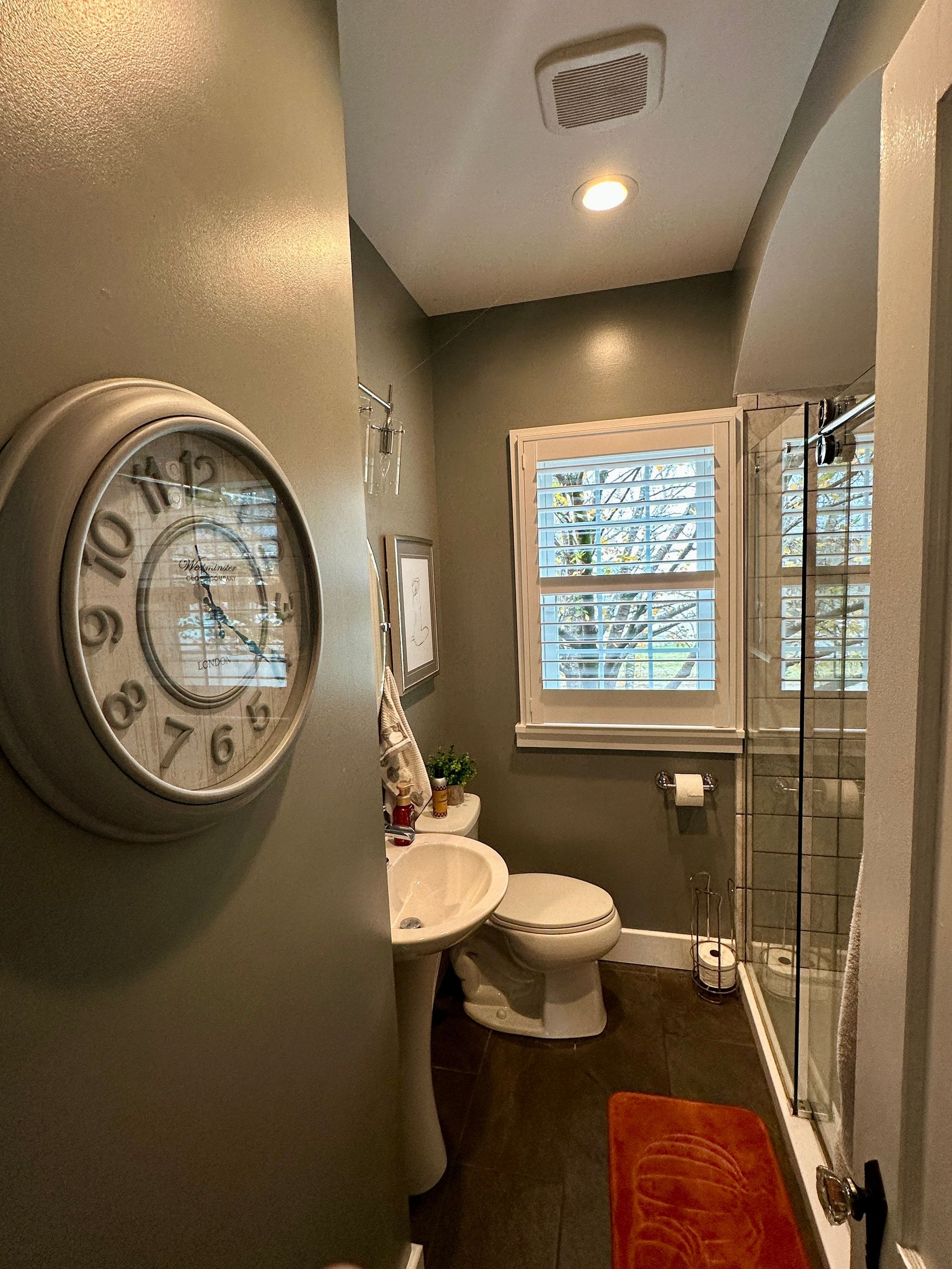 Large white tub in front of a window with whit faux blinds-window fashions on wheels