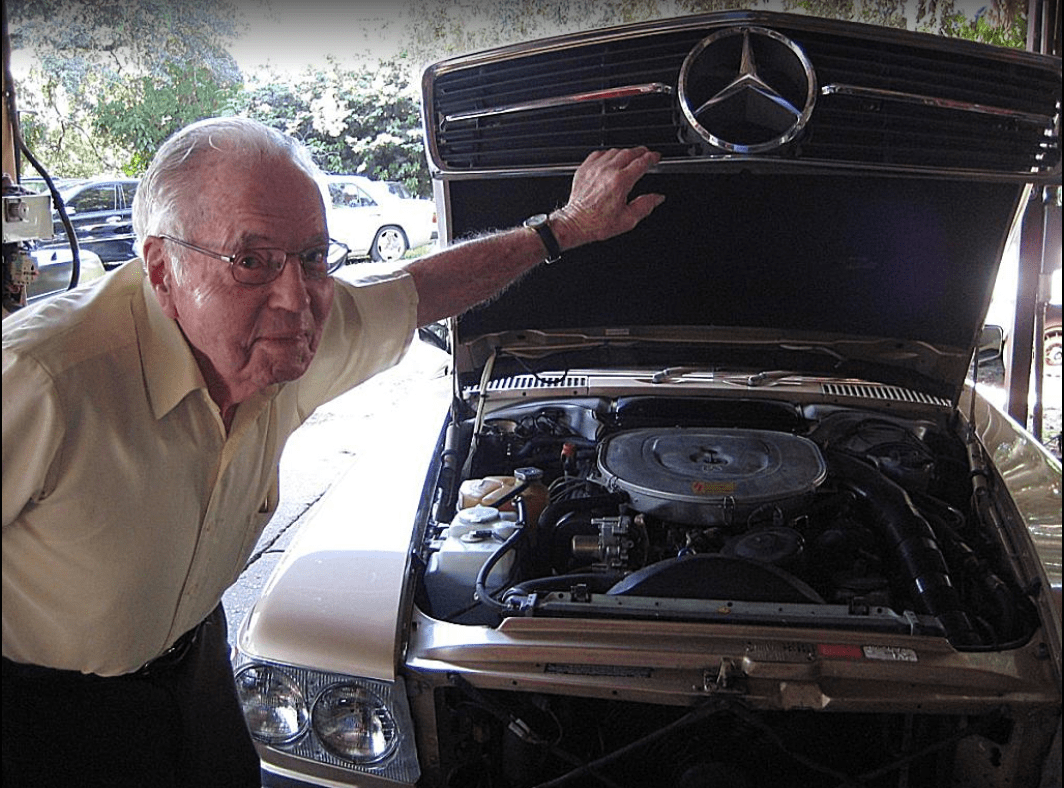 Happy mechanic - Mercedes repairs in Tampa, FL